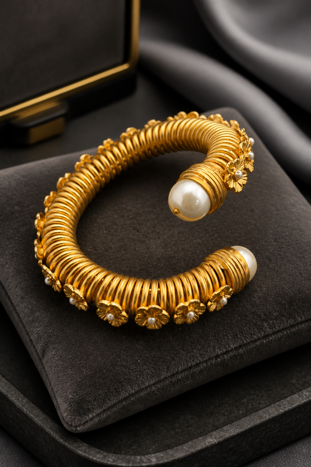 Gold bracelet with shell pearl detailing