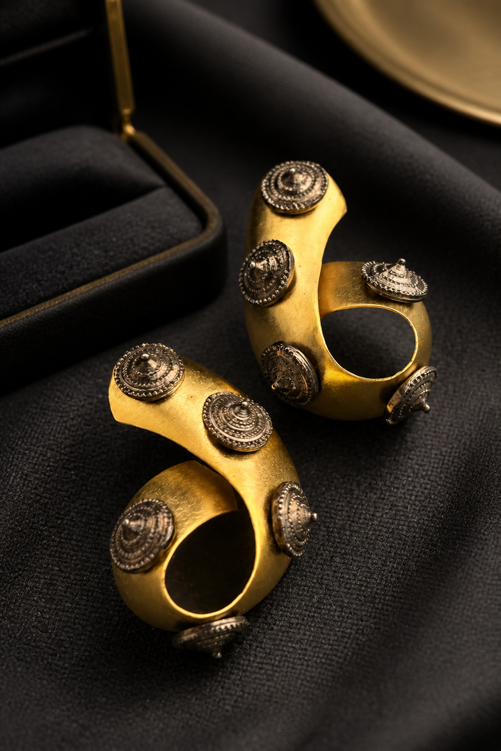 Gold earring with two tone polish