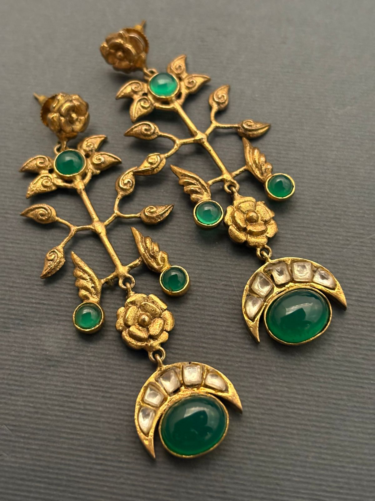Gold earring with kundan detailing and green onyx stones