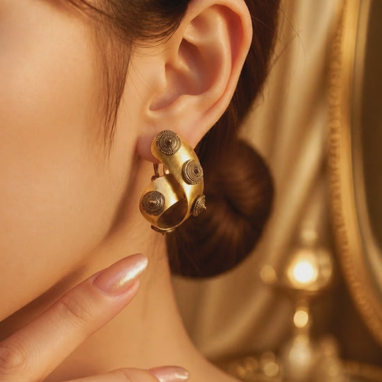 Gold earring with two tone polish