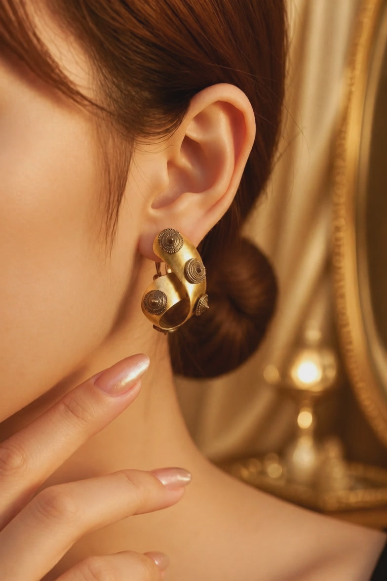 Gold earring with two tone polish