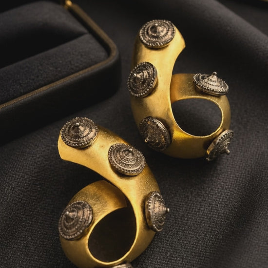 Gold earring with two tone polish