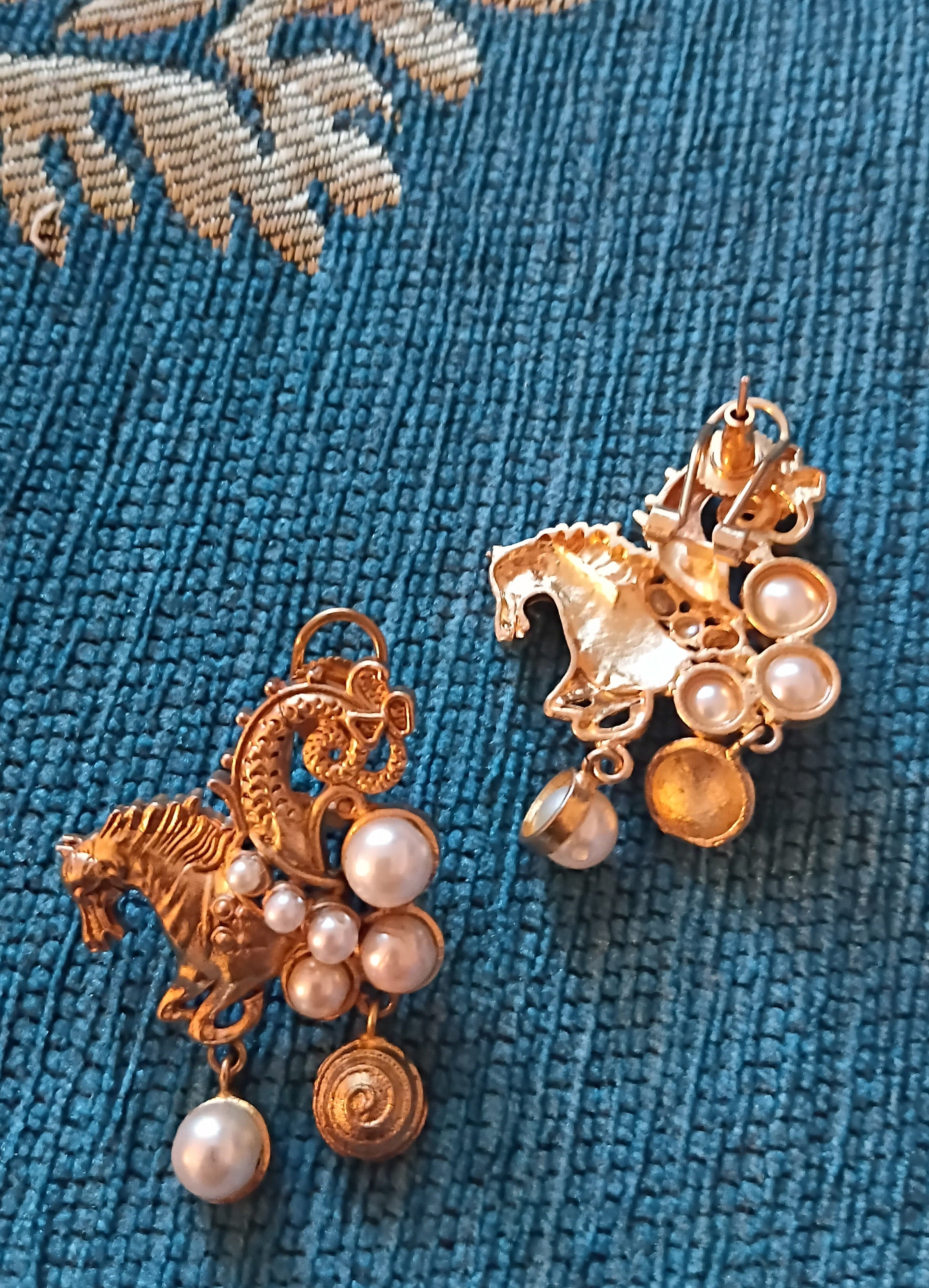 Horse Motif Shell Pearl Earrings