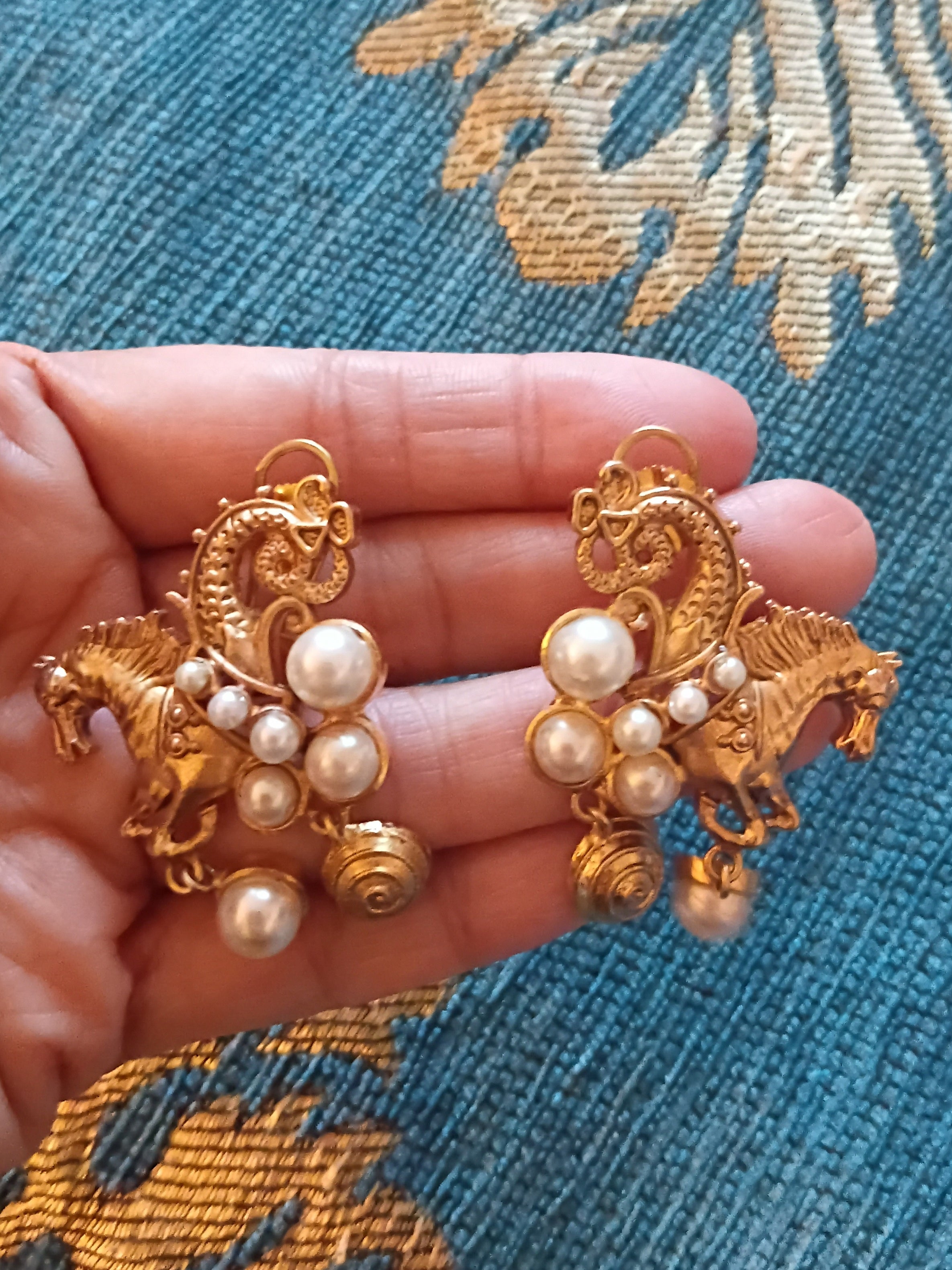 Horse Motif Shell Pearl Earrings