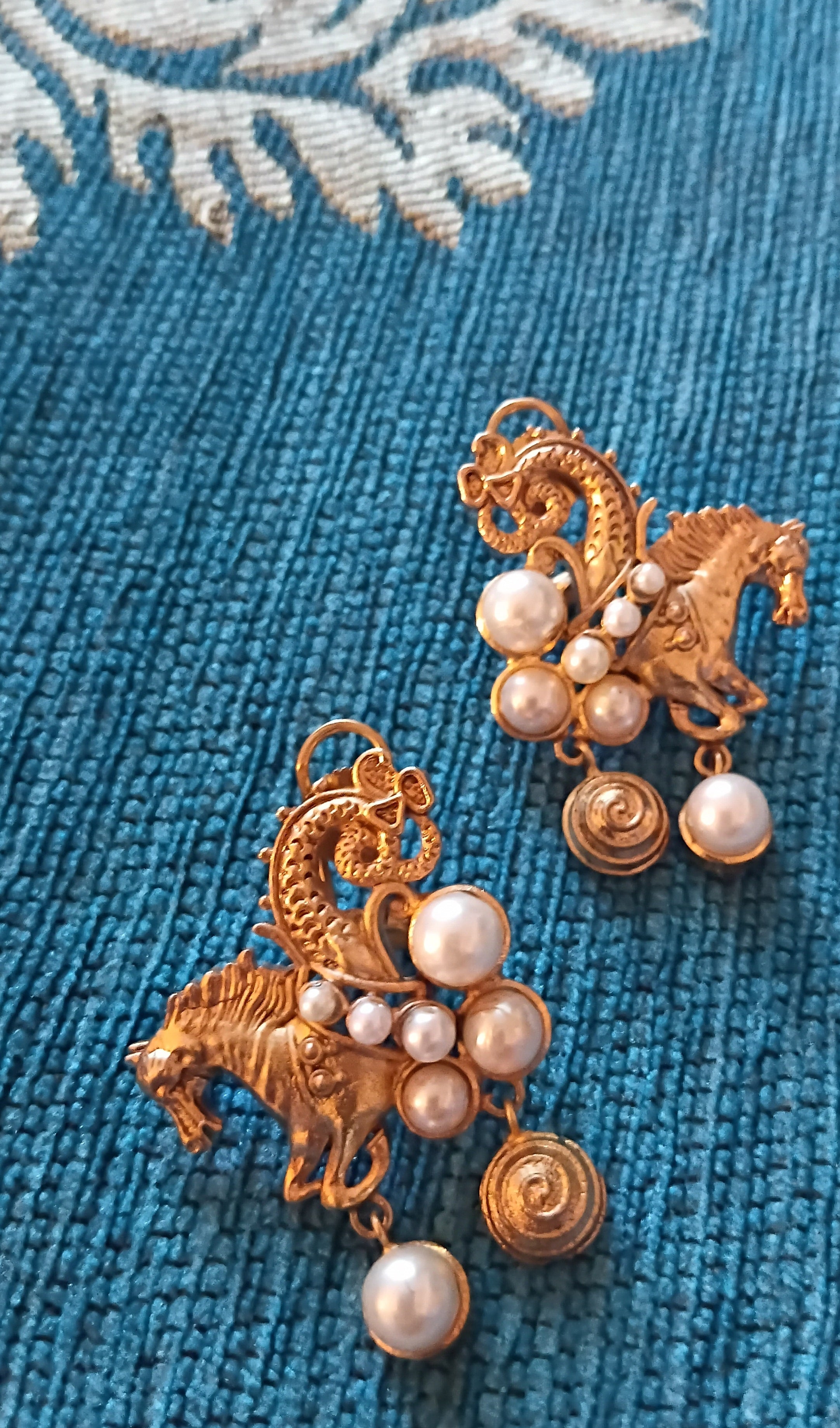Horse Motif Shell Pearl Earrings