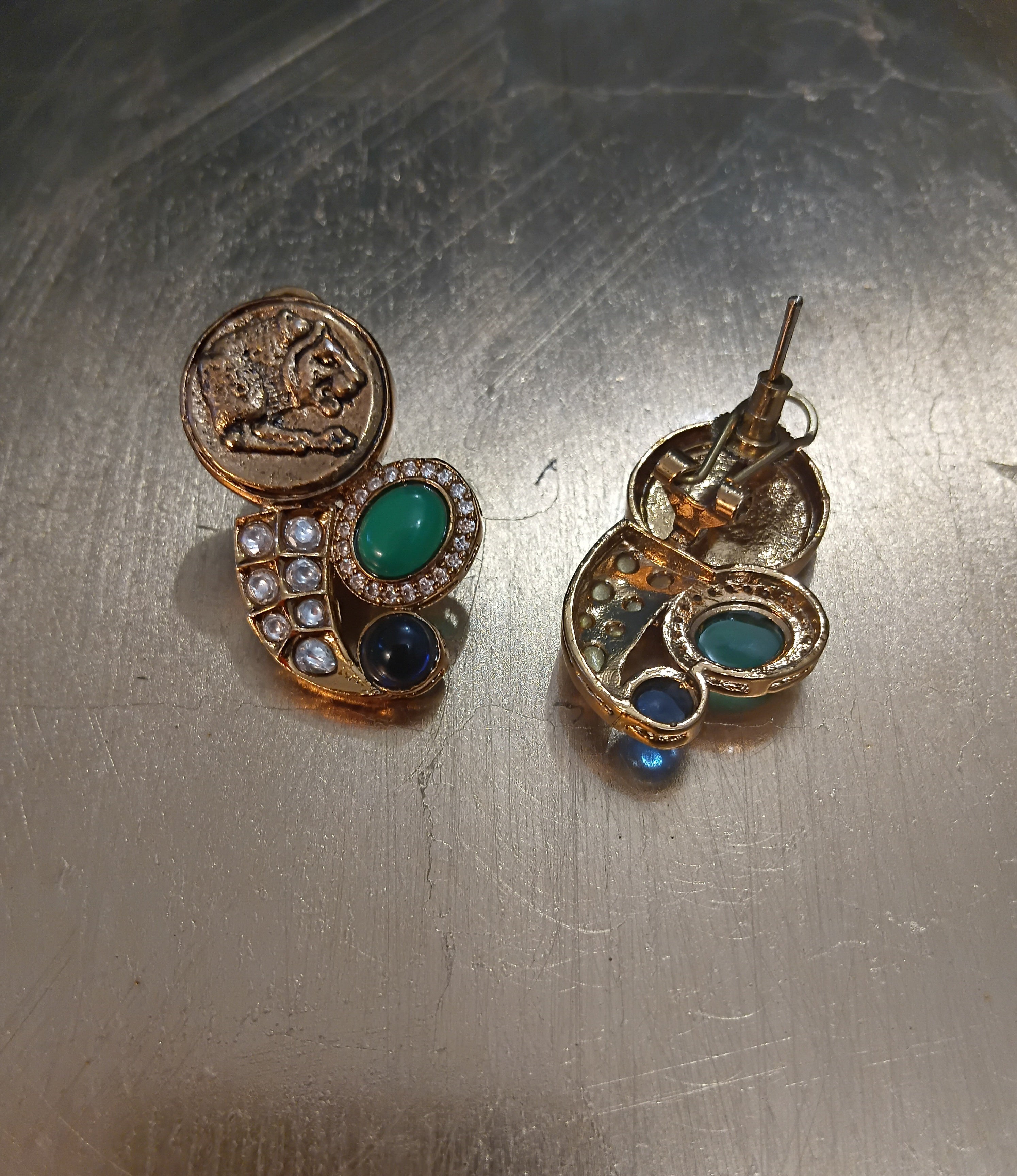 Tiger coin earring with green & blue onyx